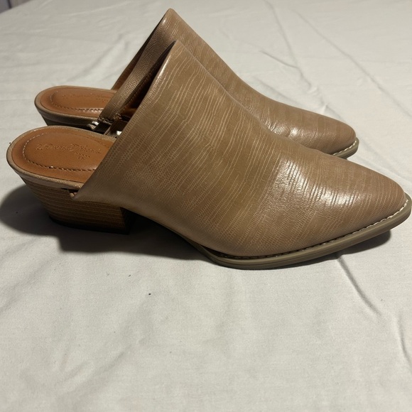 Universal Thread Tan Tara Mule Women's Size 7 Pointed Toe Chunky 2" Heel - Picture 3 of 7